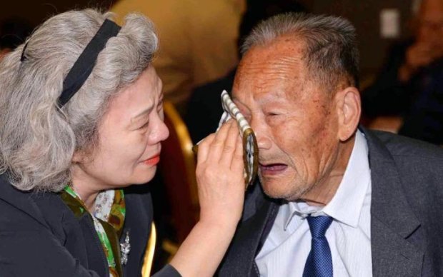 До слез:  разделенные корейские семьи встретились впервые после войны