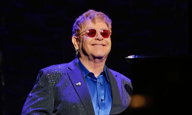 Элтон Джон попал в реанимацию