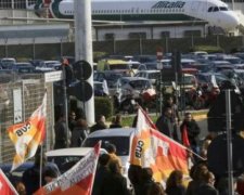 Італійська авіакомпанія скасувала майже половину рейсів