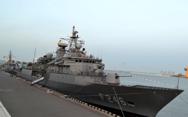 Турецкие боевые корабли в порту Одессы сняли на видео