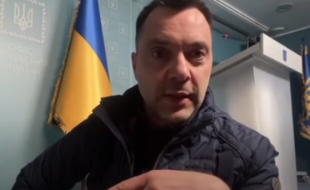Наступление на Донбасс уже началось, но сил противника не хватает -  Арестович