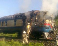 Пассажирский поезд загорелся прямо на ходу: фото