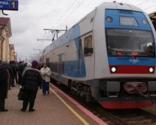 Заглох на переезде: украинский поезд протащил авто десятки метров