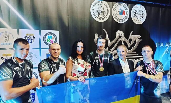 Армлестлеры из Черновцов взяли "золото" на Кубке Мира - Джон Сина заценил богатырей из украины