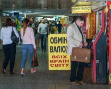 Курс валют на 2 серпня: долар летить, а євро тупить