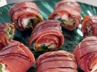 Закуска с хамоном и хурмой, кадр с видео