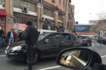 У центрі Києва обстріляли фургон