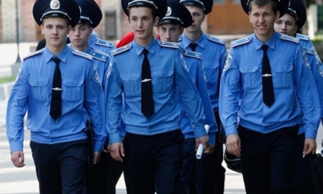 Звільненим правоохоронцям рекомендують йти воювати 