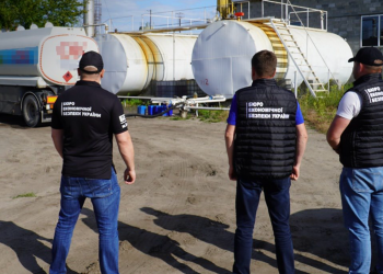 нефтебаза сбывала украинцам "левое" топливо / Бюро экономической безопасности