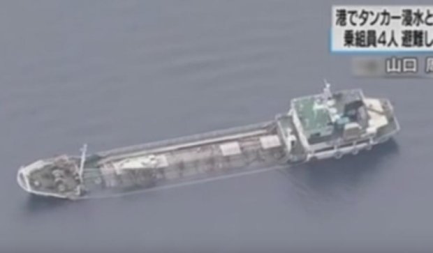 Опубликовано видео тонущего танкера в Японии