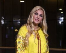 Камалія пофліртувала з красунчиком на очах у старіючого чоловіка: "Любий"