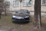 Тернополянин примостив Теслу під "хрущівкою", зарядка через вікно: "Як тобі таке, Ілон Маск?"