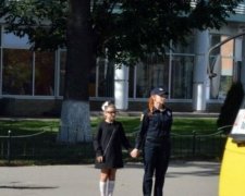 Школярі вчать дорослих переходити дорогу (фото)