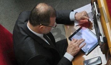 Планшет Балоги: как депутат выступление Порошенко "разнес" (фото)