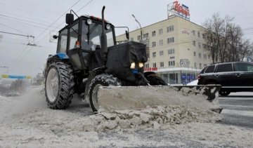 Київські комунальники скидають сніг і бруд у Дніпро