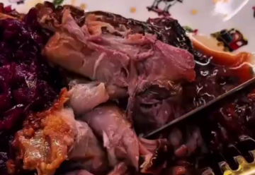 Качині ніжки зі сливами та медом, кадр з відео