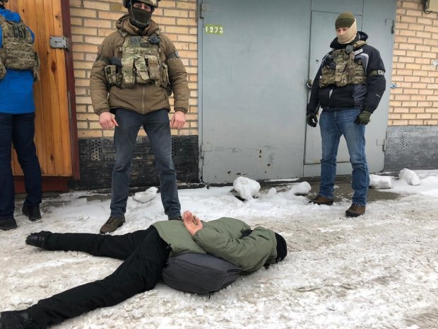 В Киеве вооруженная толпа штурмовала отделение полиции