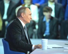 Полицейские посадили Путина на забор: видео