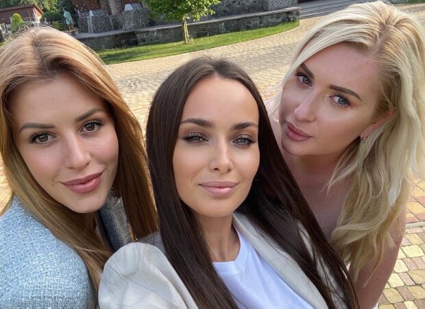 Ксения Мишина с подругами, фото с Instagram