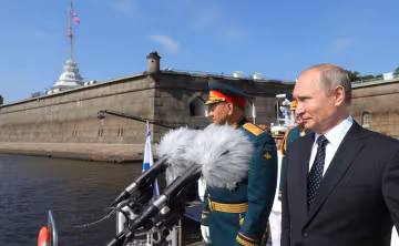 Путін раптово виріс, мережу розірвало від глузувань: руки як у гібона