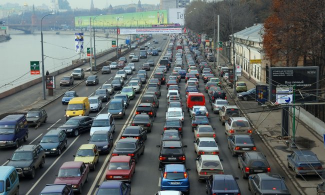 Київ загруз у величезних заторах, водіям нелегко: де краще об'їхати