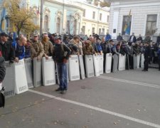 Сквозь щиты: президента проведут в ВР по специальному коридору