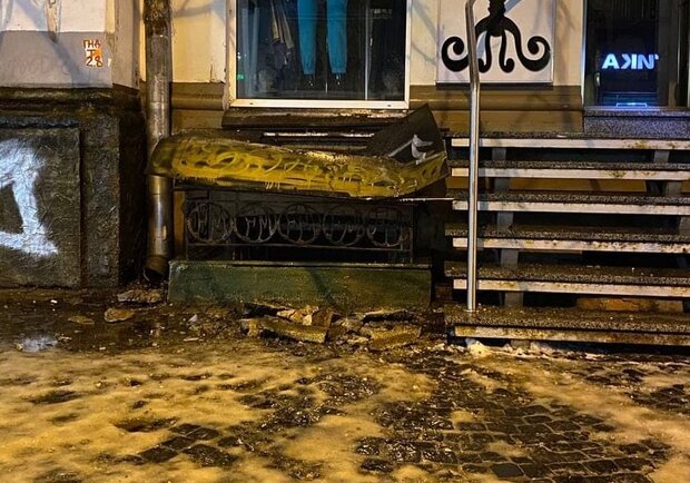 В Харькове "балкон-убийца" едва не рухнул на головы горожан: "Осторожно!"