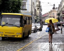 Женская попа произвела невиданный фурор в маршрутке, смотрите сами