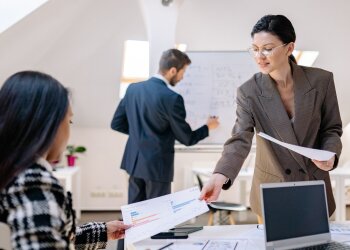 Самотня мати з дитиною на роботі