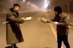 Двоє китайців влаштували дуель феєрверками (відео)