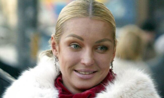 Груди вивалила, ніби в клуб прийшла: Волочкова зганьбилася у храмі