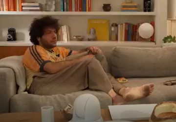 Бенни Бланко с грязными ногами, кадр из видео