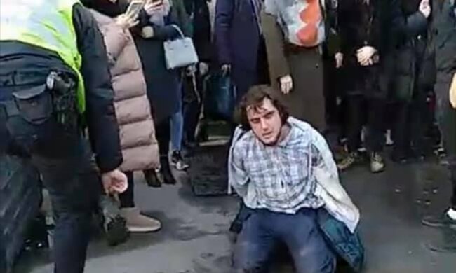 В Киеве копы поставили на колени активистов из-за блогерши из России: позорное видео