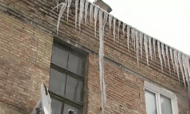 Сосульки на крыше. Фото: скрин youtube