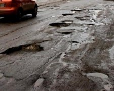 Сажали картошку и ловили рыбу: украинцы нашли применение дорожным "безднам"