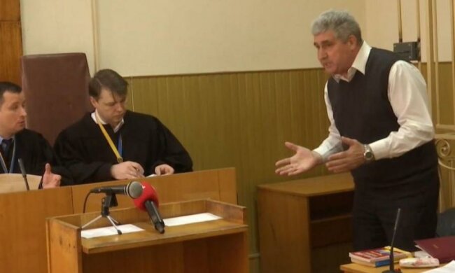 В украинского судью вселился дьявол, и он пытался убить себя... ручкой: видео 18+