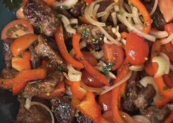 Салат з курячою печінкою: фото скрін рецепту