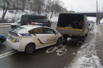 Копи влаштували безглуздий погром на дорозі: знесли все "зайве", навіть водія