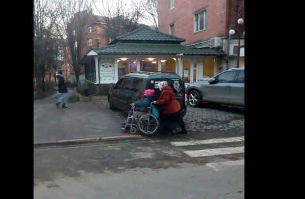 На Буковине олень парковки заставил женщину мучиться с инвалидной коляской, злости не хватает: "Купил за кусок сала"