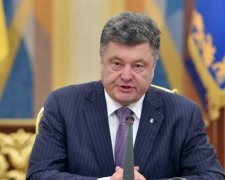 Порошенко: Менять Конституцию в военном положении - незаконно