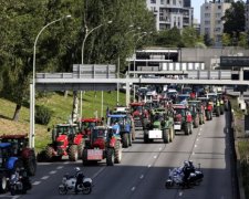 В Парижі протестують фермери на тракторах