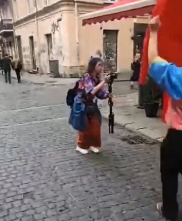 Обнаженную девушку носили в гробу, скриншот из видео