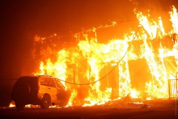Жахлива пожежа у Харкові незабаром перекинеться на житлові райони: страшні фото