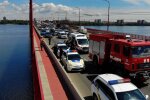У Дніпрі юна дівчина наковталася пігулок і застигла на краю мосту - рятувальники мчали зі всього міста