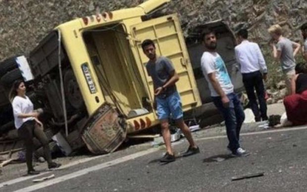 Трагедія у Туреччині: заповнений туристами автобус зірвався у прірву