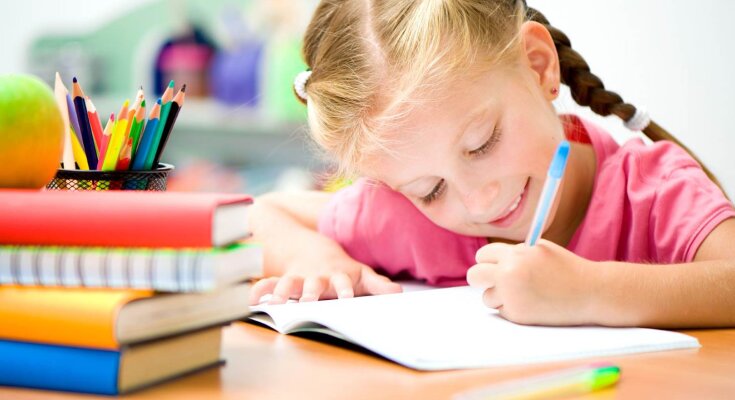 "Я сама учу ребенка?": в сети разразился конфликт из-за домашних заданий