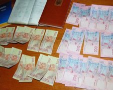 Голову виборчої комісії спіймали на хабарі (фото)