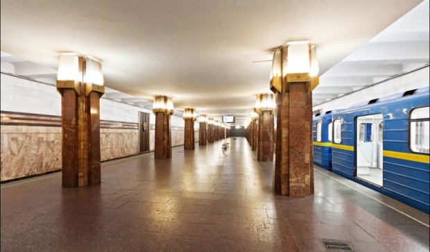 На станции метро "Героев Днепра" сыплются стены
