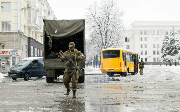 Луганськ біжить з лап Путіна, люди рвуться в Україну, ламаючи автобуси: красномовне відео
