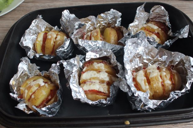 Картопля з салом, запечена у фользі: швидкий рецепт, що сподобається кожному